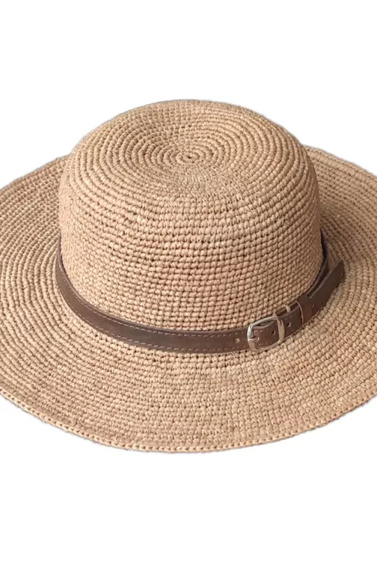 Handgjord hatt i naturmaterial med läderband
